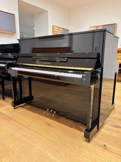 Yamaha Klavier<br/>Modell B3 SG2 Silent<br/>Gebraucht Bj. 2015<br/>€ 5 990,-<br/>Standort Wiesbaden