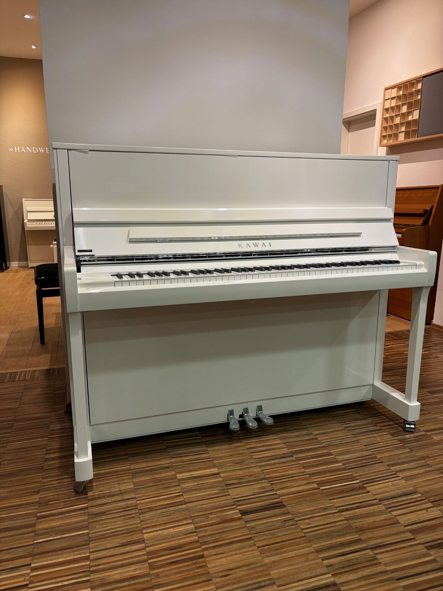 Kawai Klavier !NEU!<br/>Modell K300<br/>weiß poliert Chrom<br/>statt € 8 925,-<br/>JETZT € 6 690,-<br/>Standort: Wiesbaden
