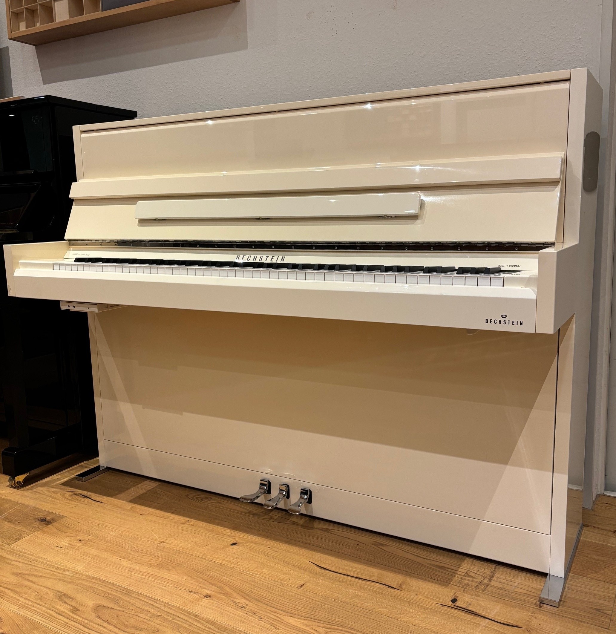 Bechstein<br/>Academy 112 cm | Silent<br/>Baujahr 2011  Weiß CHROM<br/>Gebraucht € 9 990 ,-<br/>Standort: Wiesbaden