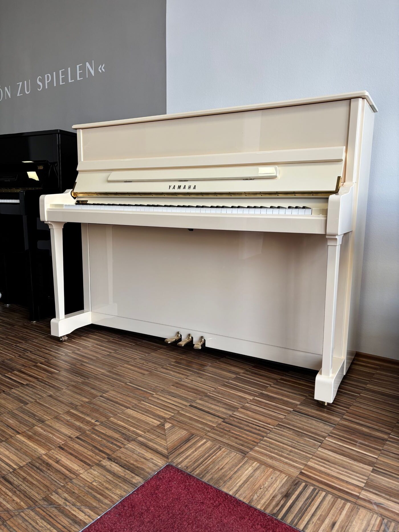 Yamaha Klavier<br/>Modell V 118 weiß poliert<br/>Gebraucht<br/>€ 5 999,-<br/>Standort Wiesbaden