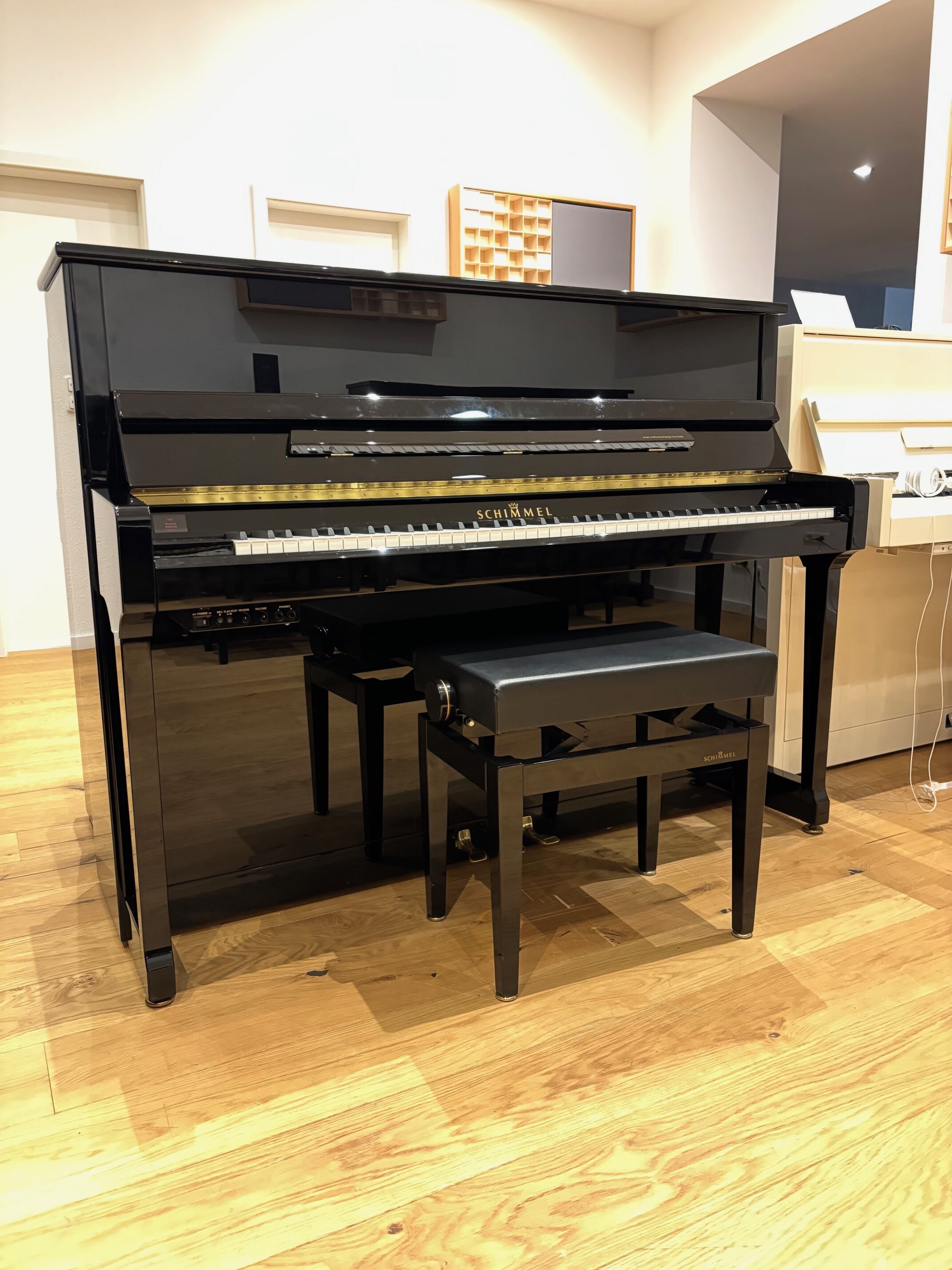 Schimmel Klavier<br/> C 116 Silent Tradition<br/>inkl. orig. Leder Bank<br/>Gebraucht<br/>€ 9 680,-<br/>Standort: Wiesbaden