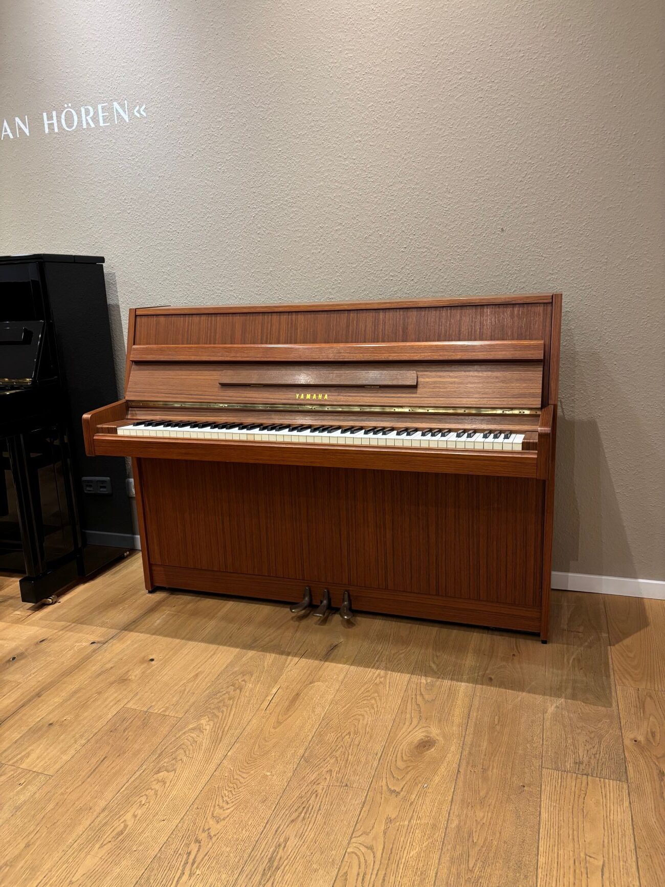 Yamaha Klavier<br/>Modell M5J Nussbaum<br/>Gebraucht<br/>€ 2 990,-<br/>Standort: Wiesbaden
