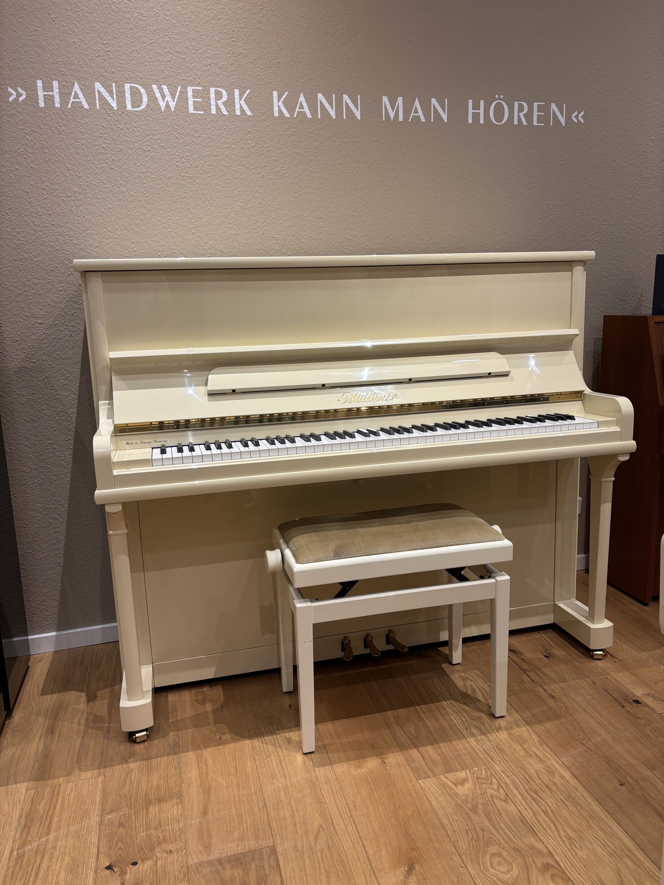 Blüthner Klavier<br/>Modell A, 124 cm<br/>Gebraucht<br/>€ 18 500,-<br/>Standort: Wiesbaden