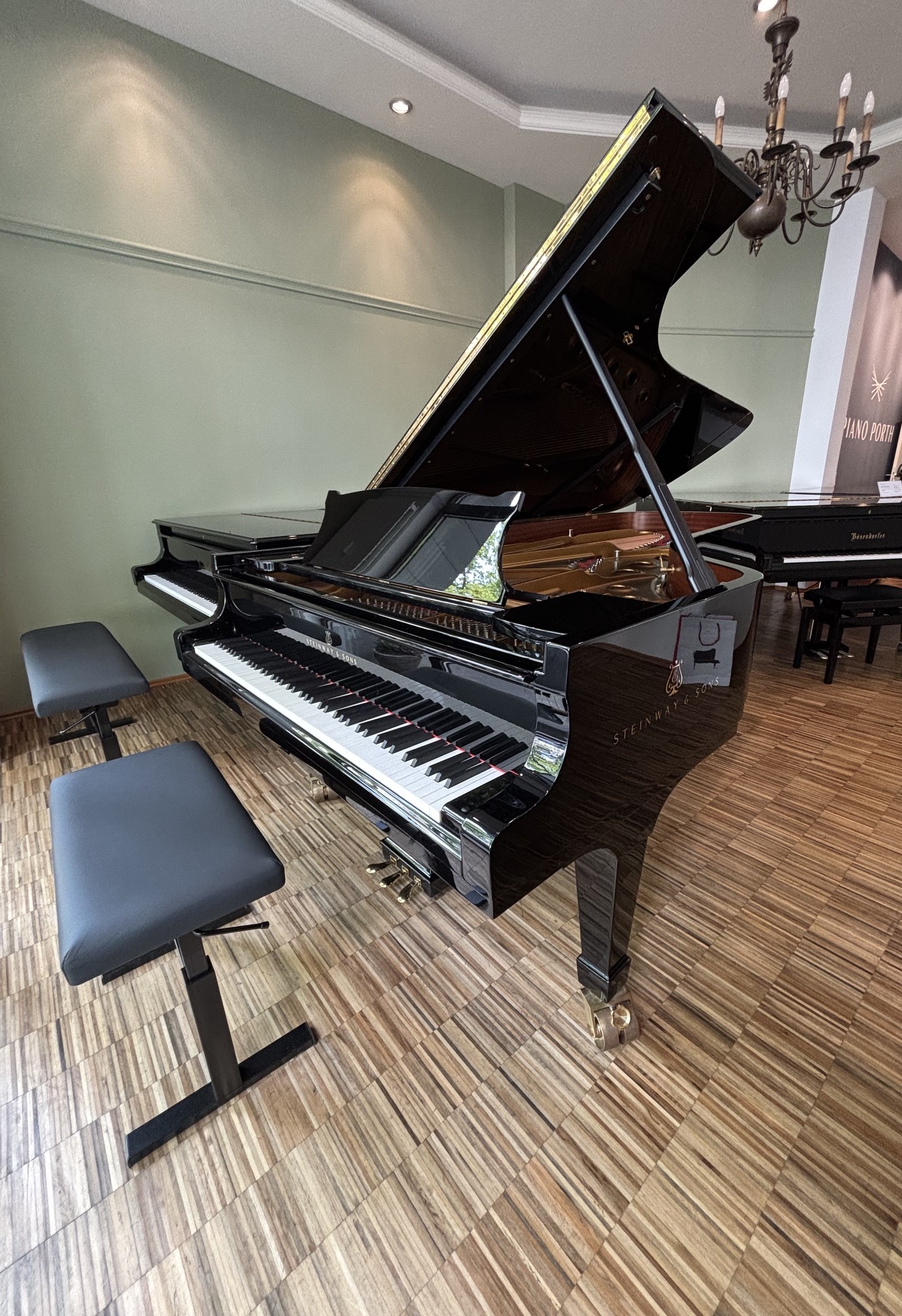 Steinway&Sons Flügel<br/>Modell D  274 cm<br/>Baujahr 1999<br/>Gebraucht <br/>€ 105 000,-<br/>Standort: Wiesbaden