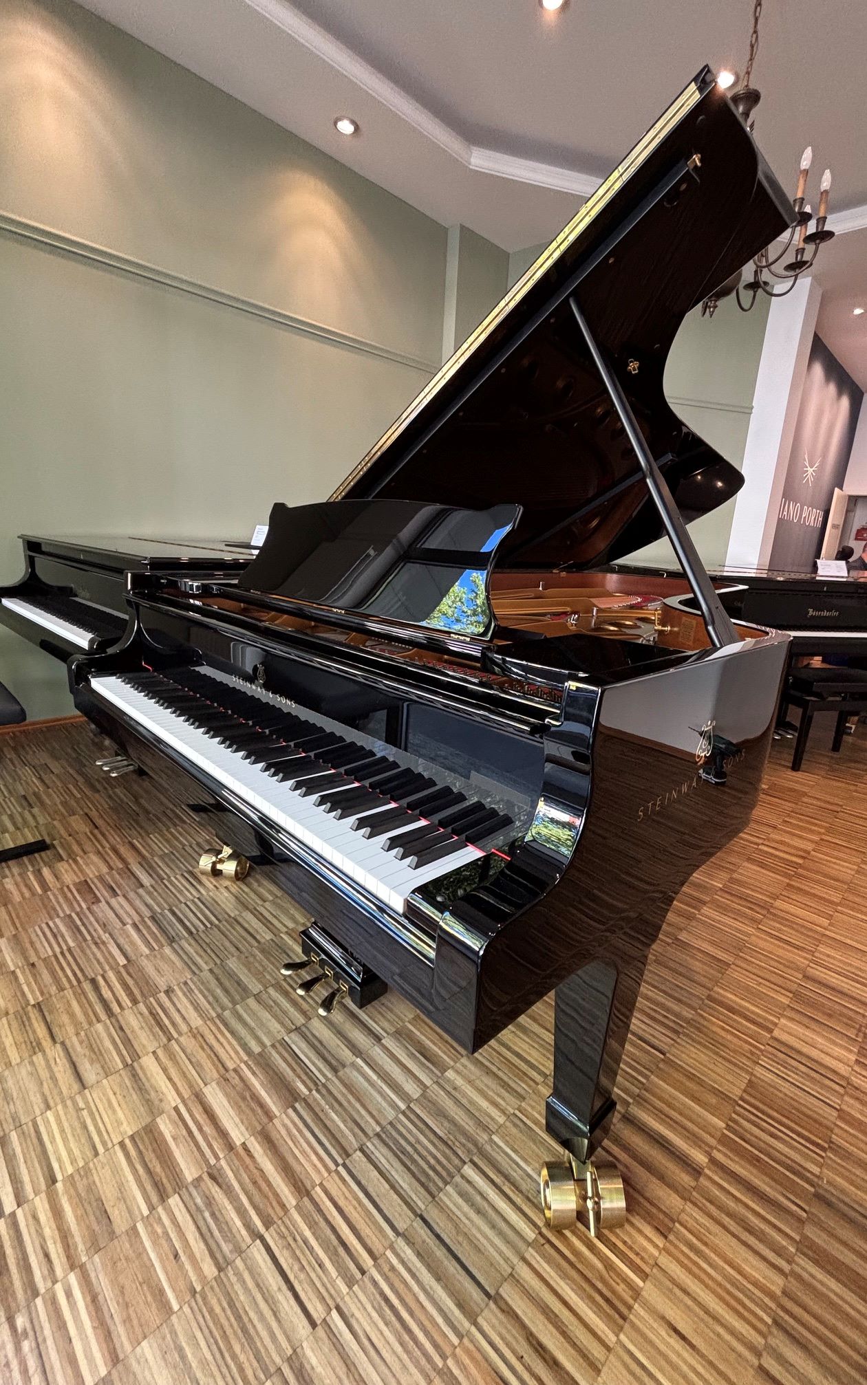 Steinway&Sons Flügel<br/>Modell D  274 cm<br/>Baujahr 2014<br/>Gebraucht <br/>€ 149 500,-<br/>Standort: Wiesbaden