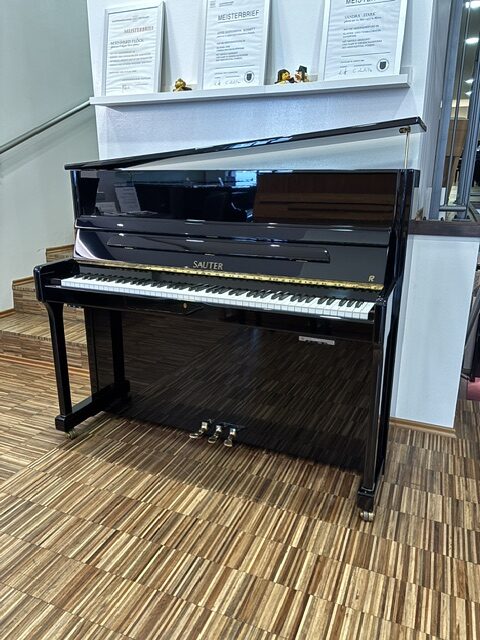 Sauter Klavier<br/>122 Ragazza | schwarz poliert<br/>Gebraucht<br/>€ 11 950,-<br/>Standort: Wiesbaden